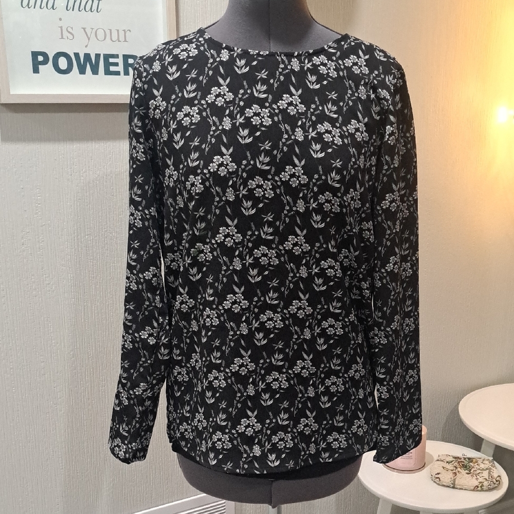 Black and White Fitted Long Sleeve Blouse with Cuffed Sleeves